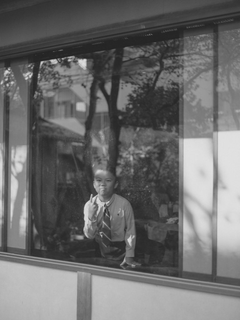九州のフリープランナーがプロデュースしたレストランウエディングで、お子様が窓越しからほほ笑む写真