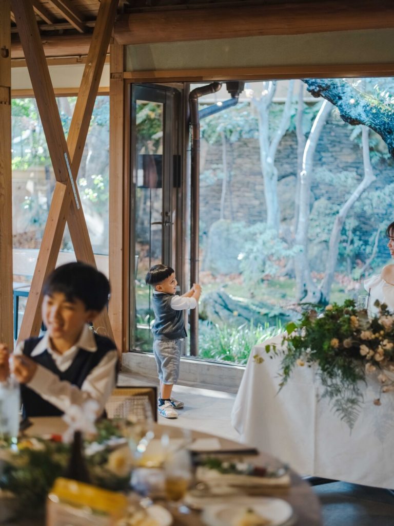 九州のフリープランナーが提案する福岡のレストランウエディングで、お子様が楽しむ様子