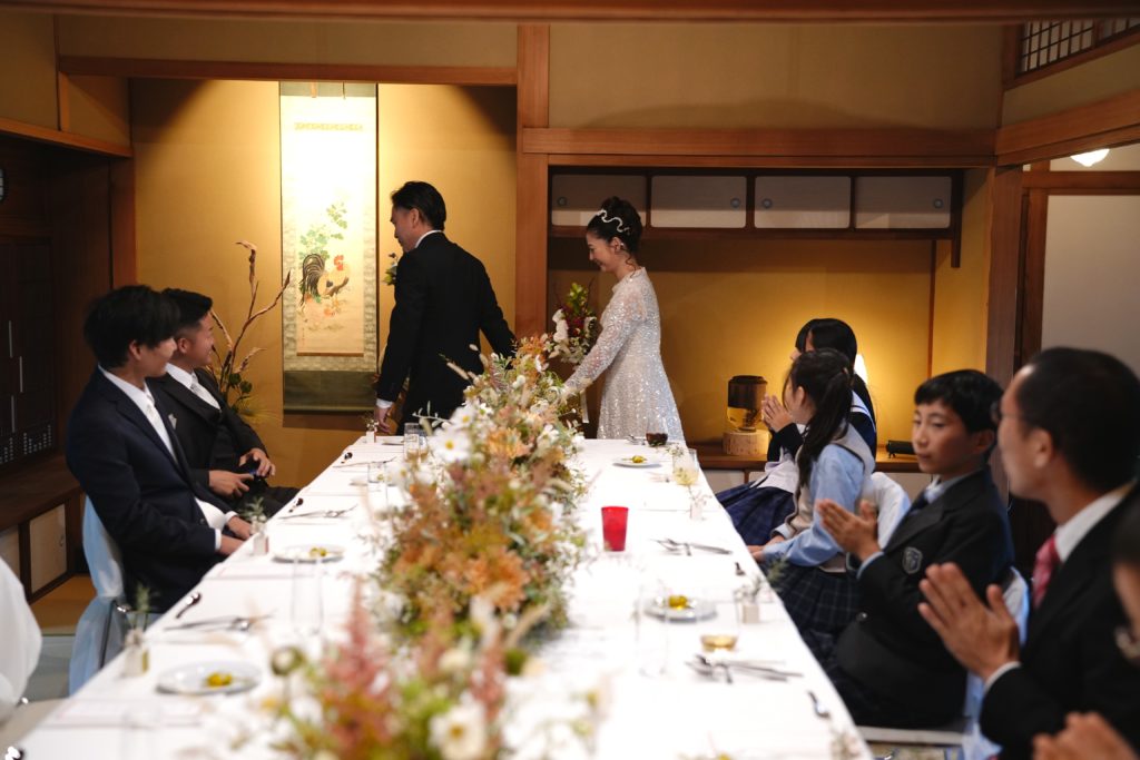 福岡のフリーウエディングプランナーが手がけた家族婚で、新郎新婦が手を繋いで入場