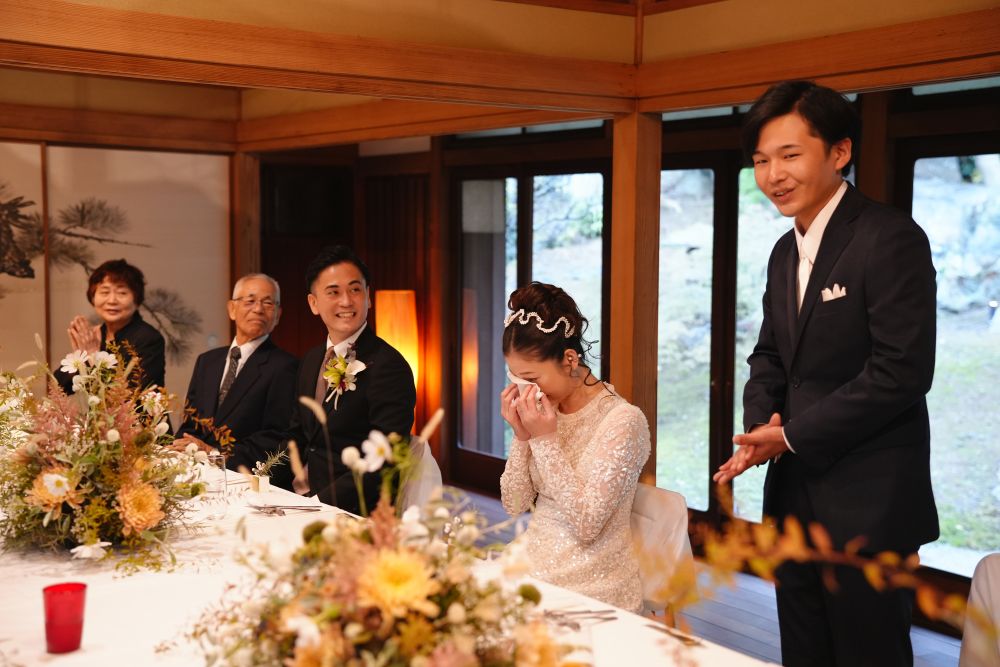 福岡のフリーウエディングプランナーによる家族婚でスピーチするゲスト
