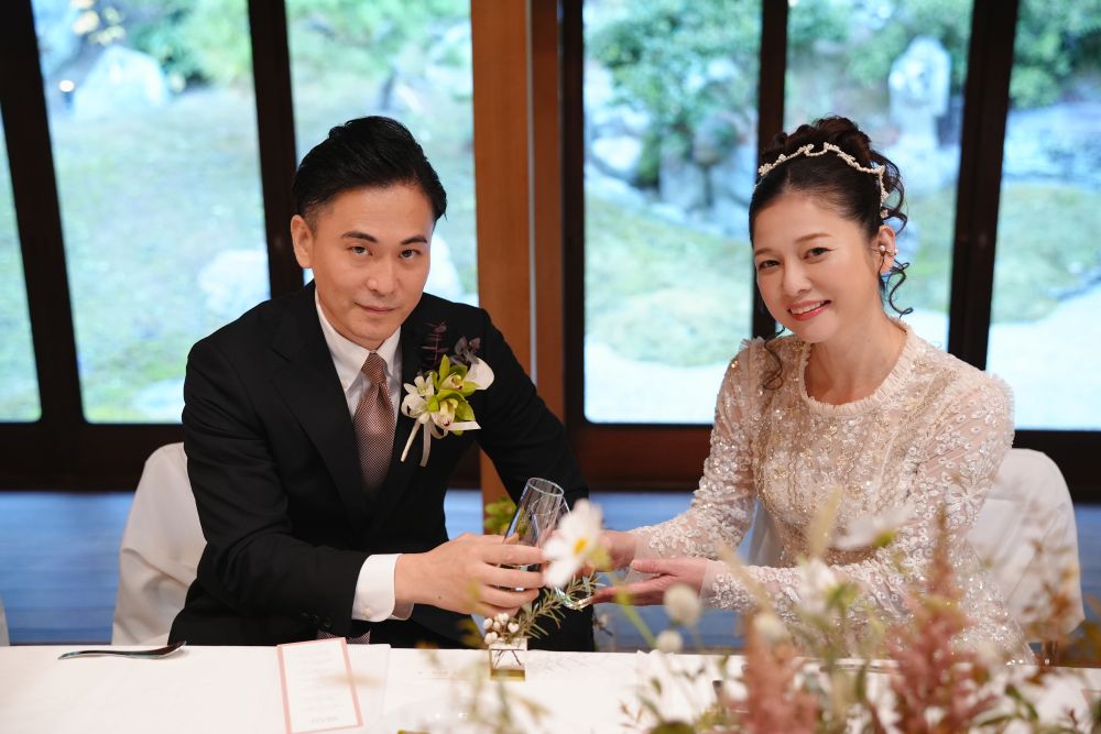 福岡のフリーウエディングプランナーによる家族婚で新郎新婦の乾杯シーン