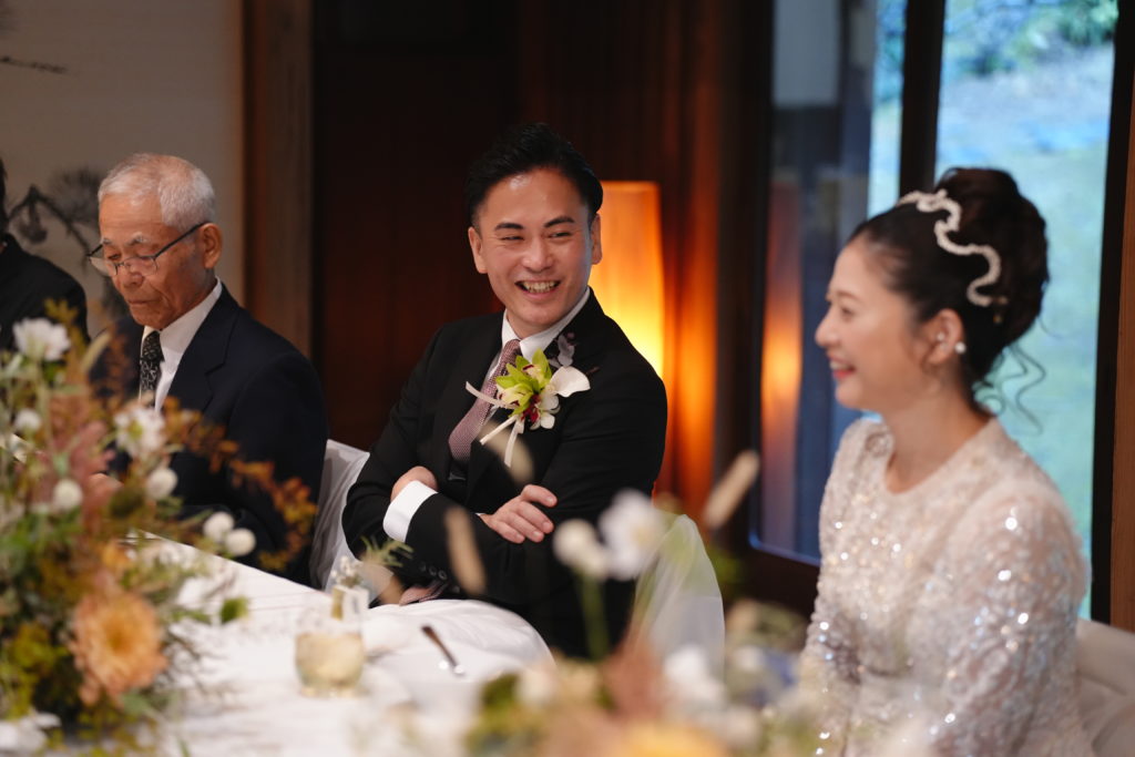 福岡のフリーウエディングプランナーによる家族婚で笑顔の新郎