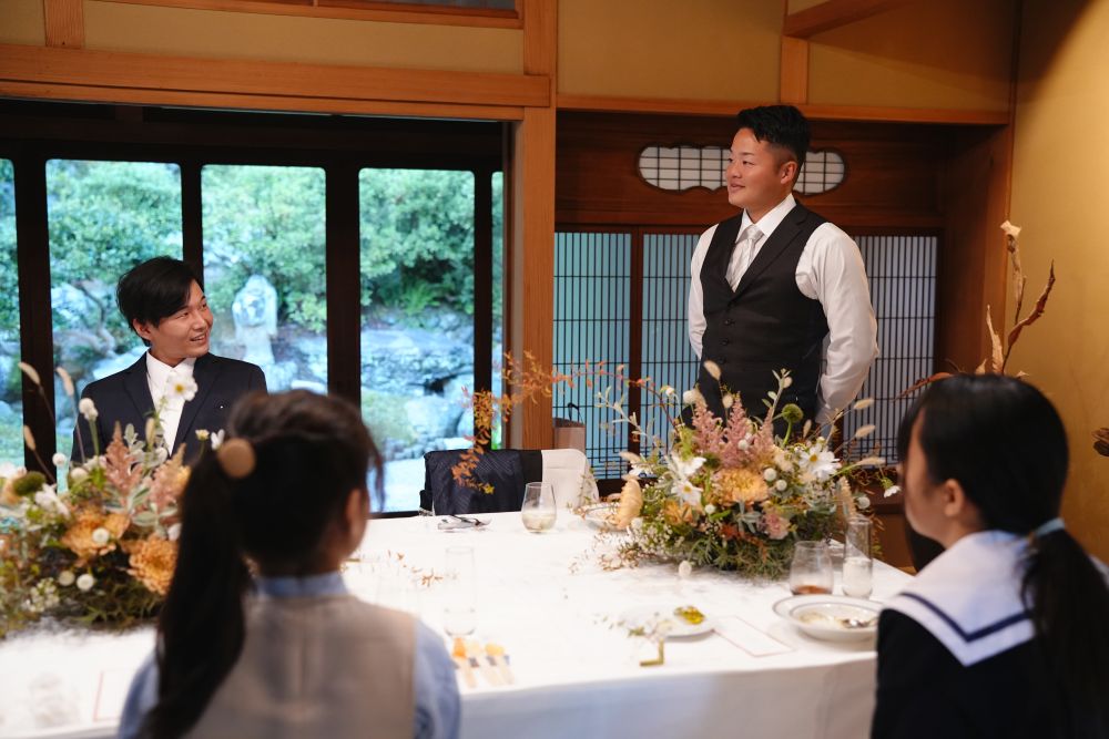 福岡のフリーウエディングプランナーによる家族婚でスピーチするゲスト