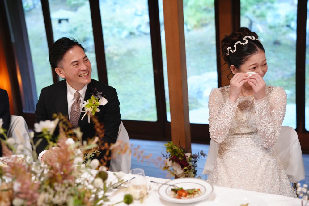 福岡のフリーウエディングプランナーがプロデュースした家族婚で感動している新婦の様子