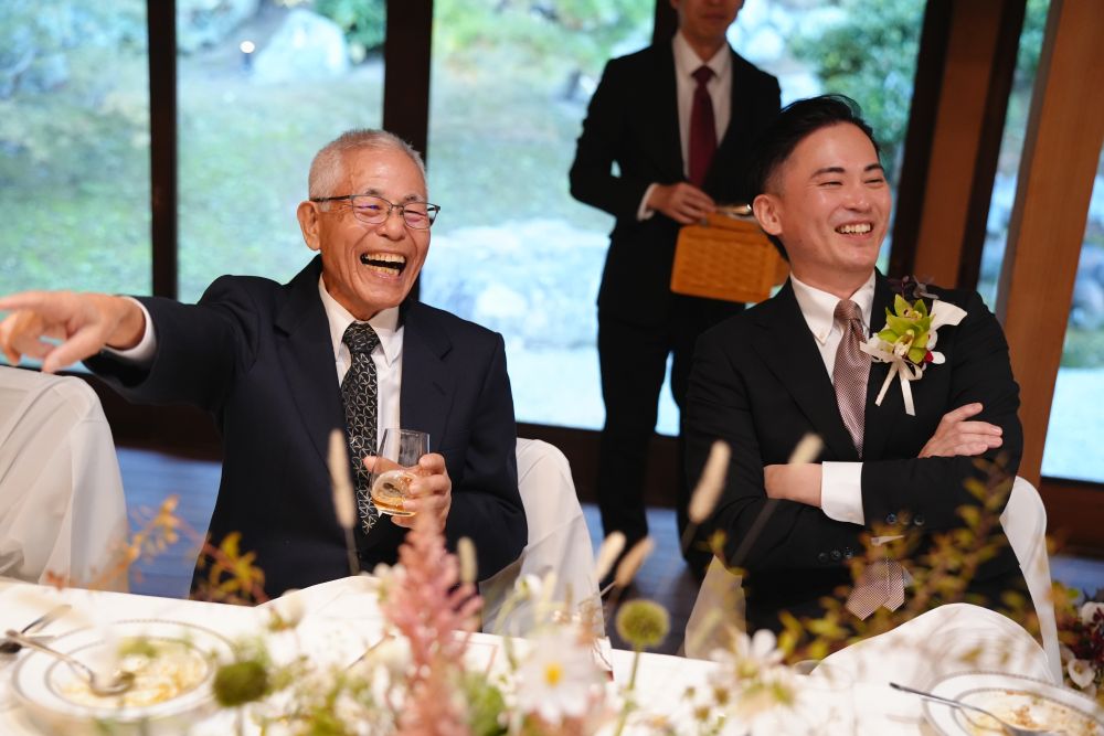 福岡のフリーウエディングプランナーによる結婚式でイベントを楽しむ新郎と父