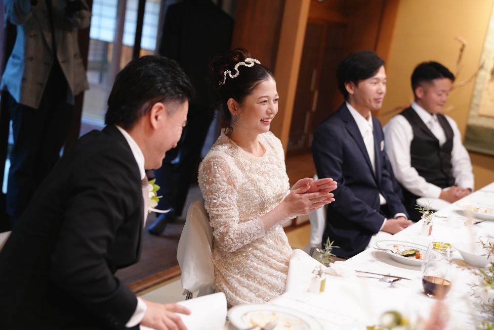 福岡のフリーウエディングプランナーによる古民家ウエディングで余興を楽しむ新婦