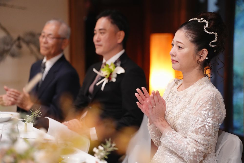 福岡のフリーウエディングプランナーによる結婚式で余興を見守る新郎新婦