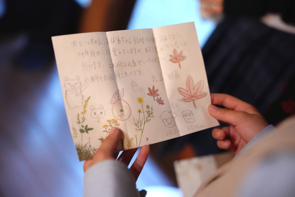 福岡のフリーウエディングプランナーによる結婚式でお孫さんからご祖父母へ手紙のプレゼント