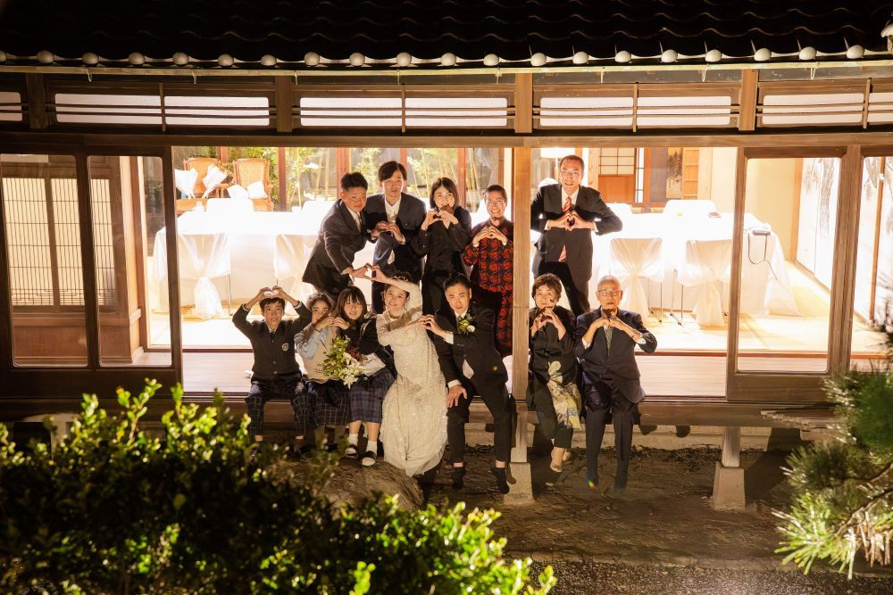 福岡のフリーウエディングプランナーによる家族婚の縁側での記念写真