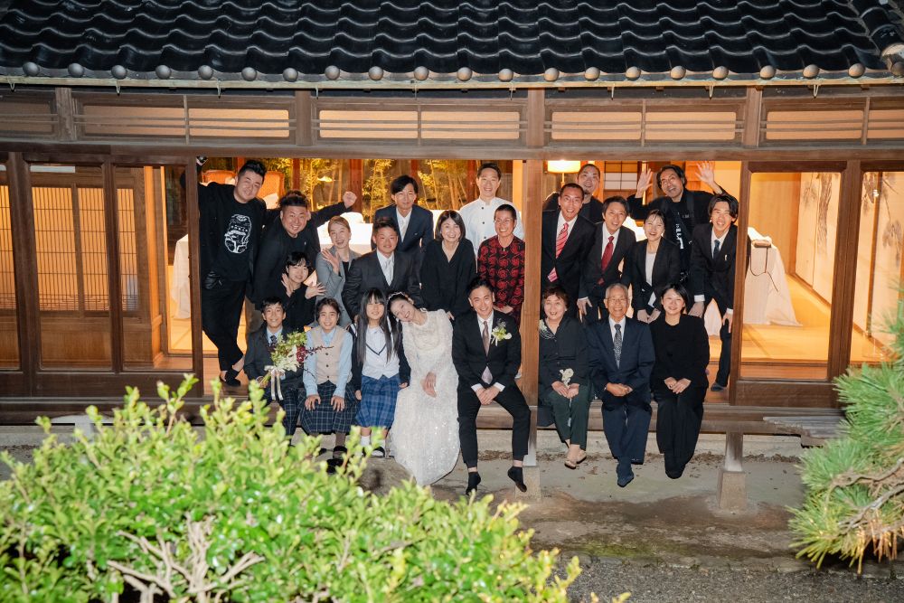 福岡のフリーウエディングプランナーによる古民家ウエディングで集合写真