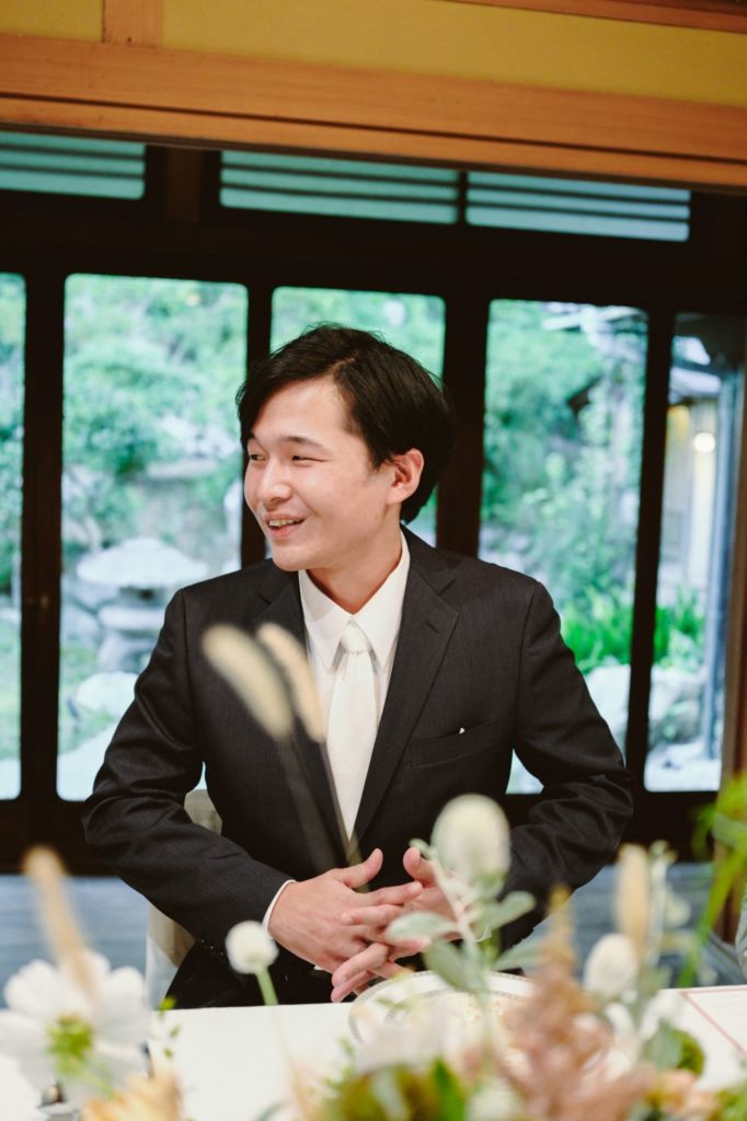 福岡のフリーウエディングプランナーによる結婚式でスピーチをするゲスト