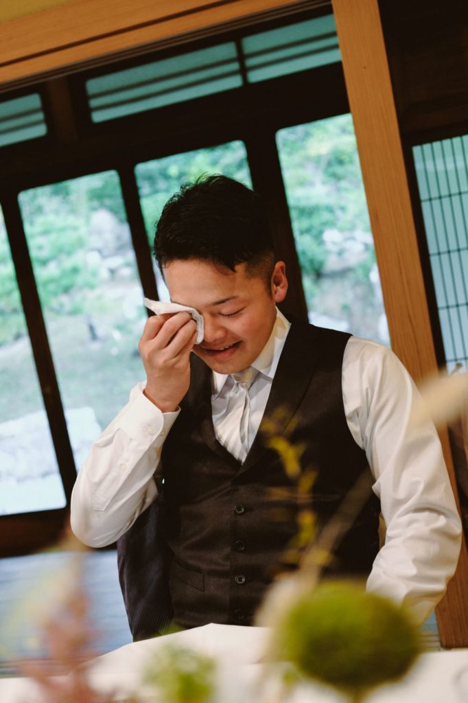 福岡のフリーウエディングプランナーによる結婚式で涙を流すゲスト