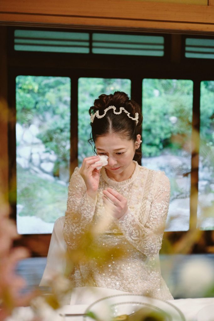 福岡のフリーウエディングプランナーによる家族婚で感動している新婦