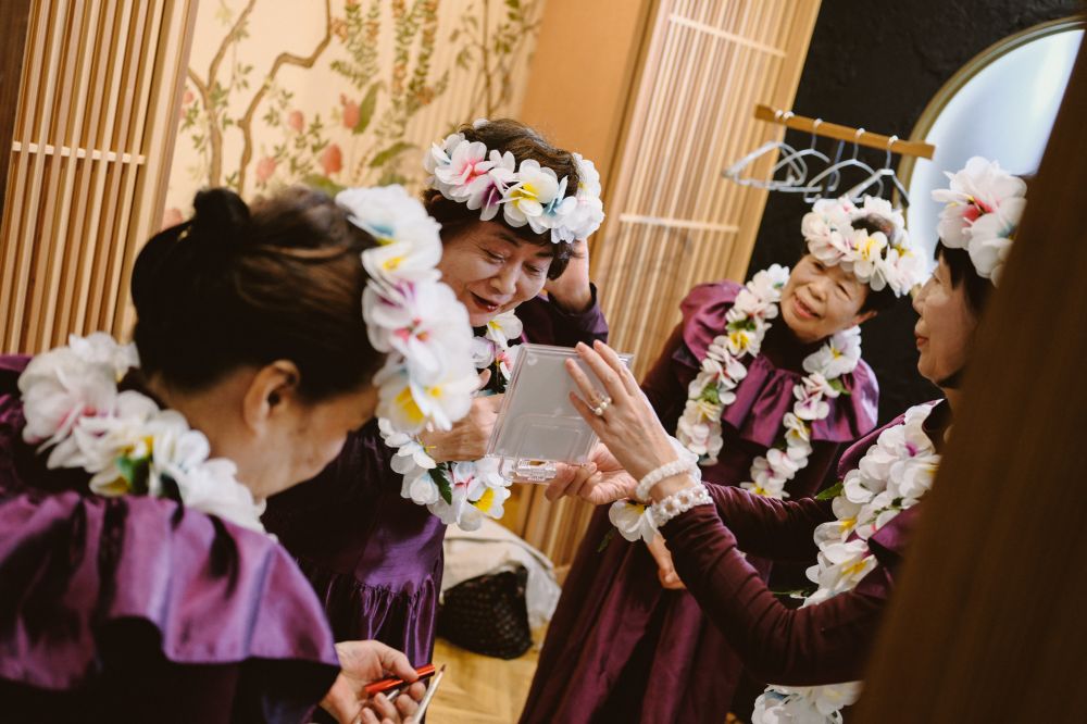 福岡のフリーウエディングプランナーが手がけた古民家ウエディングでフラダンスの準備をするゲスト