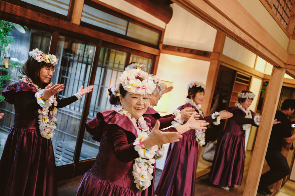 福岡のフリーウエディングプランナーによる結婚式でフランダンスを披露するゲスト