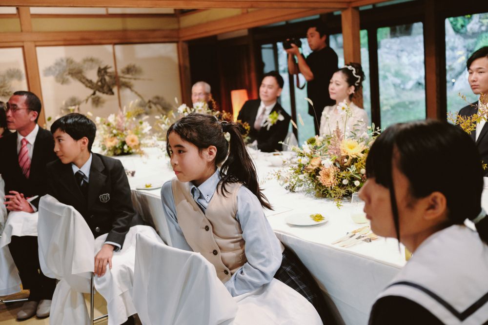 福岡のフリーウエディングプランナーによる古民家結婚式で余興を見守るゲストと新郎新婦