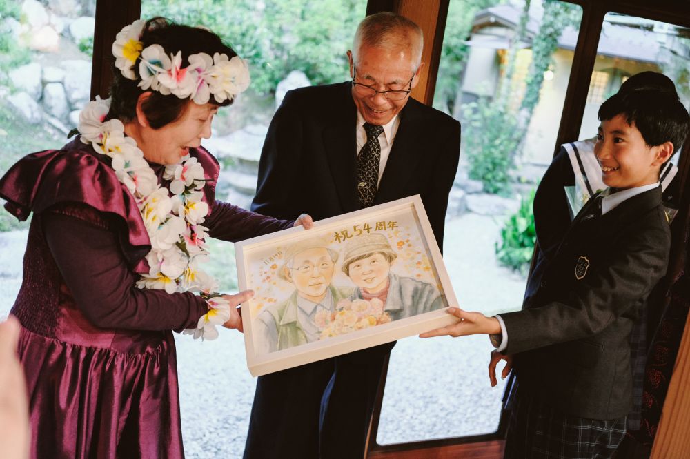 福岡のフリーウエディングプランナーによる古民家ウエディングでご祖父母へ似顔絵のプレゼント