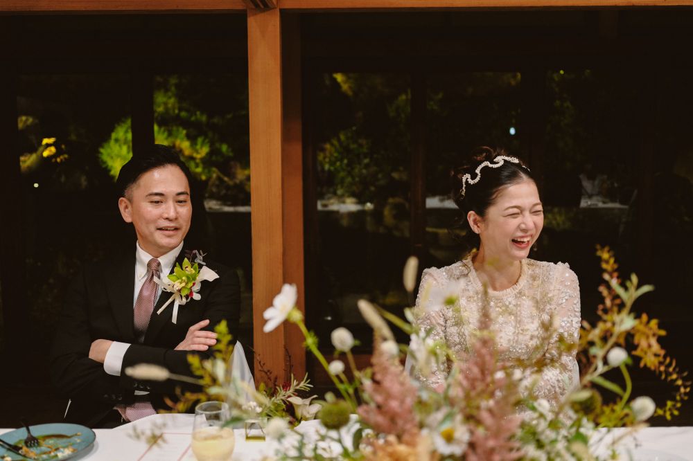 福岡のフリーウエディングプランナーによる家族婚でゲストと談笑する新郎新婦