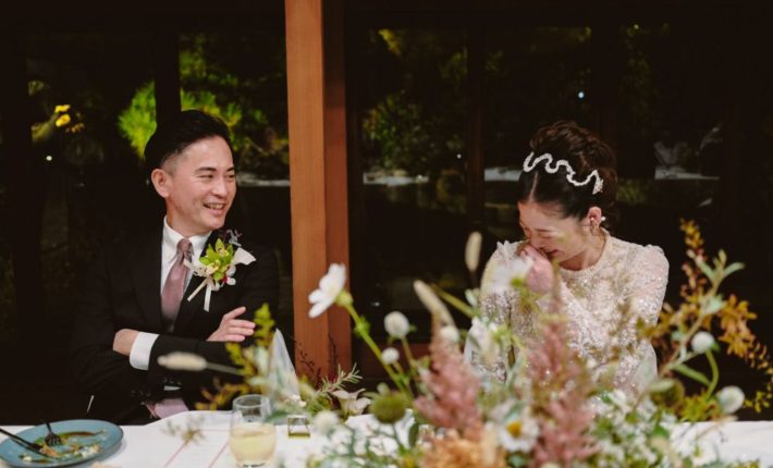 福岡のフリーウエディングプランナーがサポートした古民家ウエディングで新郎新婦がほほ笑むシーン