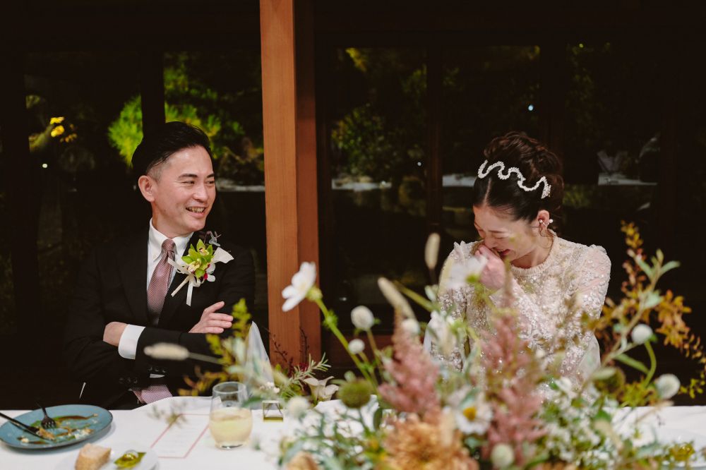 福岡のフリーウエディングプランナーがサポートした古民家ウエディングで新郎新婦がほほ笑むシーン