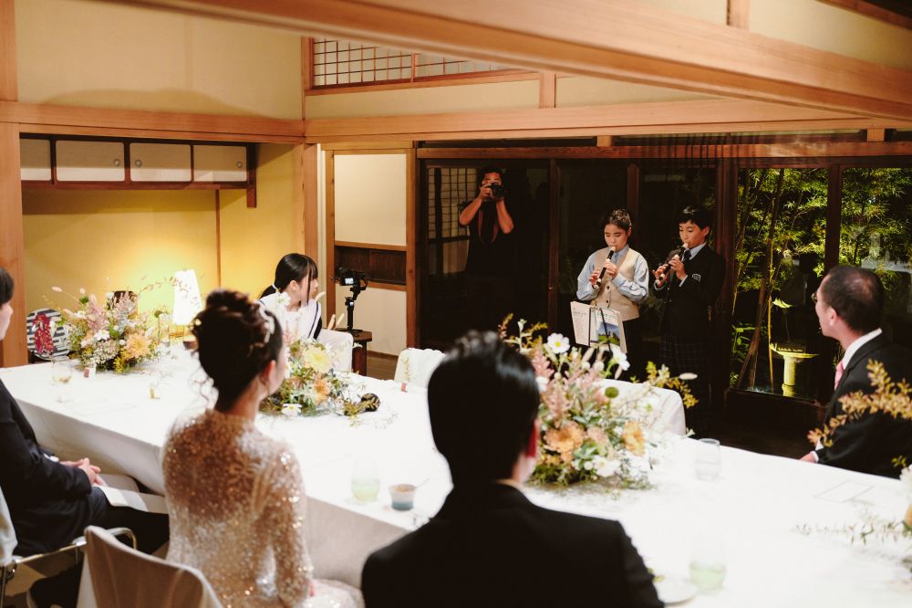福岡のフリーウエディングプランナーの演出した結婚式で演奏を楽しむ新郎新婦とゲスト